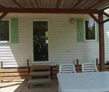 Terrasse couverte avec table et chaises du mobil-home Camping LE Moulin