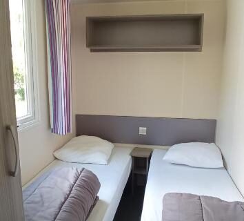 Chambre avec deux lits simples au Camping LE Moulin