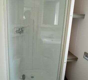 Salle d'eau avec cabine de douche du Camping LE Moulin