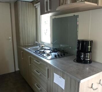 Cuisine équipée dans le mobil home du Camping LE Moulin