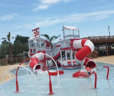 Pataugeoire avec toboggans et jeux d'eau au Camping LES DUNES Mobil home 6 personnes