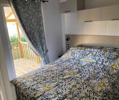 Chambre double avec terrasse au Camping L'ILE D'OR