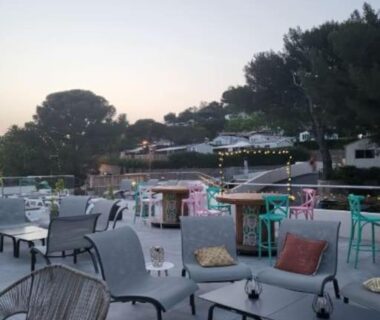 Terrasse extérieure avec transats et tables au Camping L'ILE D'OR