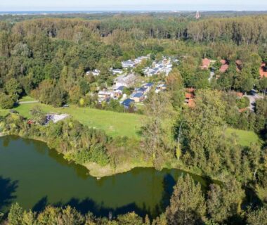 Lac et emplacements de camping dans la forêt au Camping L'Orée du Bois