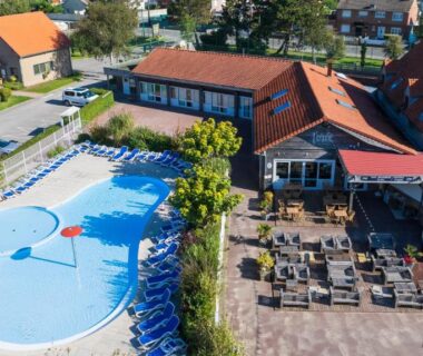 Piscine extérieure et terrasse au Camping L'Orée du Bois