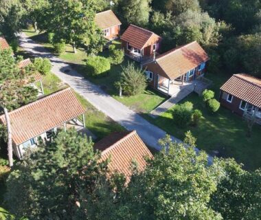 Vue aérienne des chalets et allées du Camping L'Orée du Bois