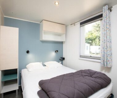 Chambre double avec lit et fenêtre au Camping La Belle Etoile