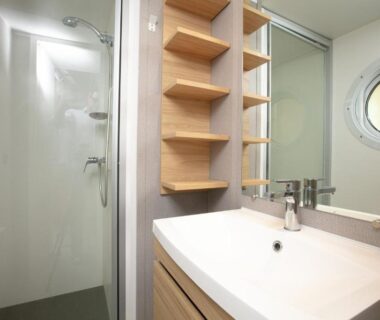 Salle d'eau avec douche cabine et vasque au Camping La Belle Etoile