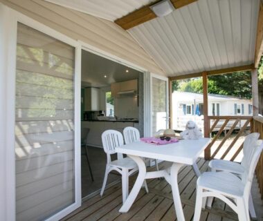 Terrasse couverte avec table et chaises du mobil-home au Camping La Belle Etoile