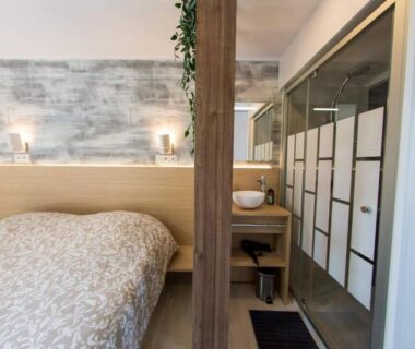 Chambre avec lit et salle de bain attenante au Camping La Chapoulière