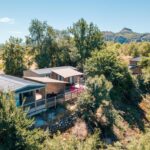 Mobil-homes sur terrasse en lisière de forêt au Camping La Chapoulière