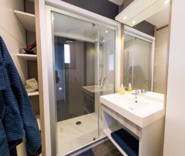 Salle de bain avec douche et lavabo dans le Camping La Chapoulière