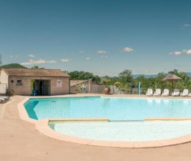 Piscine extérieure et transats au Camping La Chapoulière
