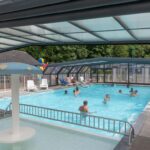 Piscine couverte avec baigneurs et pataugeoire au Camping La Chênaie