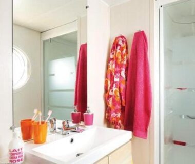 Salle de bain avec douche et lavabo au Camping La Chênaie
