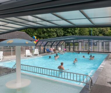 Piscine couverte avec baigneurs et pataugeoire au Camping La Chênaie