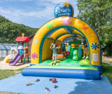 Aire de jeux gonflable près de la piscine au Camping La Chênaie