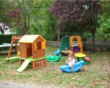 Aire de jeux avec cabanes et toboggans au Camping La Clé des Champs