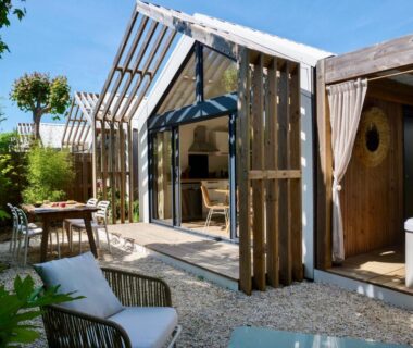 Terrasse extérieure avec salon repas et spa au Camping La Forêt