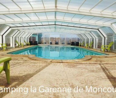 Piscine couverte sous verrière dans le camping La Garenne de Moncourt