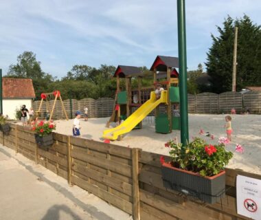 Aire de jeux avec toboggan au Camping La Garenne De Moncourt