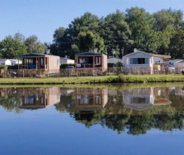 Rive du plan d'eau avec mobil-homes au Camping La Garenne De Moncourt