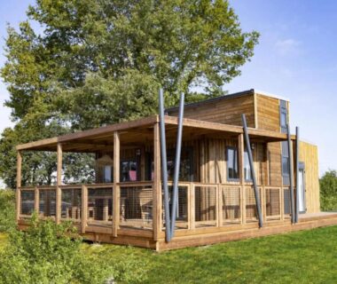 Terrasse en bois et façade moderne au Camping La Grappe Fleurie
