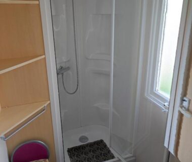 Salle de bain avec cabine de douche et lavabo dans le mobil home du Camping La Marine