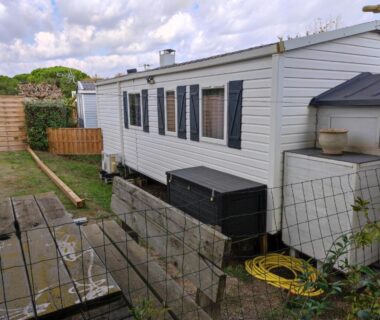 Emplacement avec mobil home sur pilotis et petite terrasse au Camping La Marine