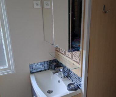 Lavabo et meuble de salle de bains dans le mobil-home du Camping La Marine