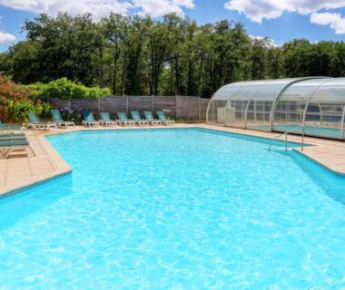 Piscine extérieure avec transats et abri vitré en Indre-et-Loire au Camping La Mignardière