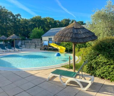 Piscine extérieure avec toboggan au Camping La Mignardière