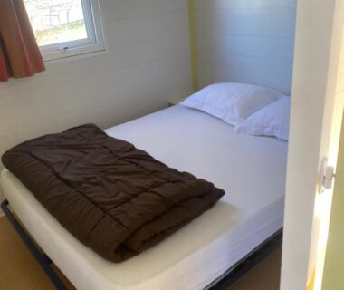 Chambre avec lit double dans l'hébergement du Camping La Motte