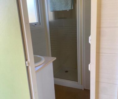 Salle d'eau avec cabine de douche dans le Camping La Motte
