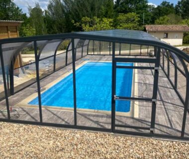 Piscine couverte avec abri et bords gravillonnés au Camping La Motte