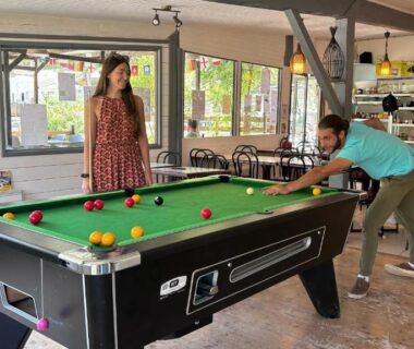 Salle de jeux avec billard au Camping La Pinatelle