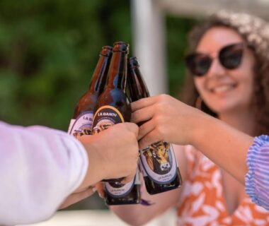 Espace extérieur où des amis trinquent des bières au Camping La Plage