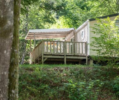 Mobil-home sur terrasse en lisière de forêt au Camping La Plage