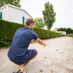 Allée et emplacement de mobil home au camping La Pointe Saint-Gildas Maeva