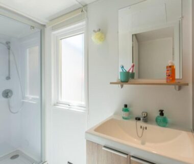 Salle de bain avec douche et lavabo dans l'hébergement du Camping La Pointe Saint-Gildas Maeva