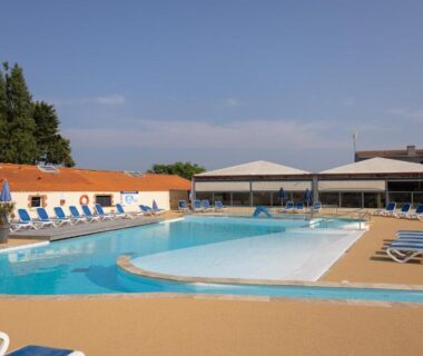 Piscine extérieure avec transats et abri au Camping La Pointe Saint-Gildas Maeva