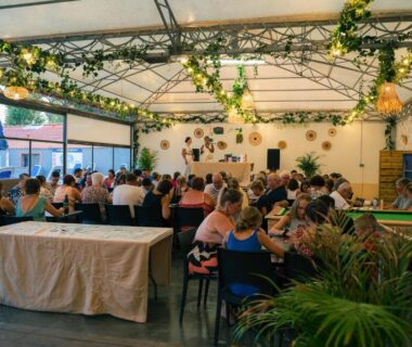 Terrasse couverte avec convives lors d'un repas au Camping La Pointe Saint-Gildas Maeva