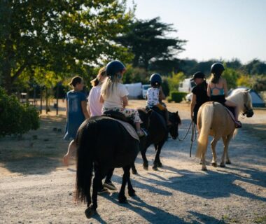Allée du camping avec balade à cheval au Camping La Pointe Saint-Gildas Maeva