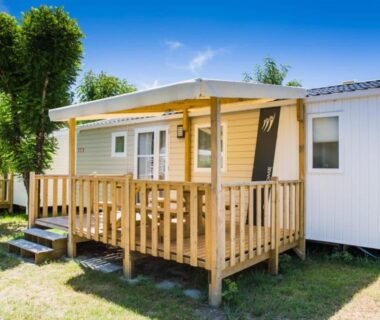 Mobil home sur pelouse avec terrasse en bois au Camping La Pointe Saint-Gildas Maeva