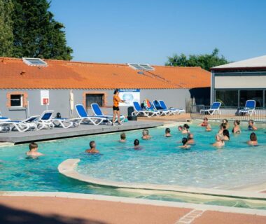 Piscine extérieure avec nageurs et transats au Camping La Pointe Saint-Gildas Maeva