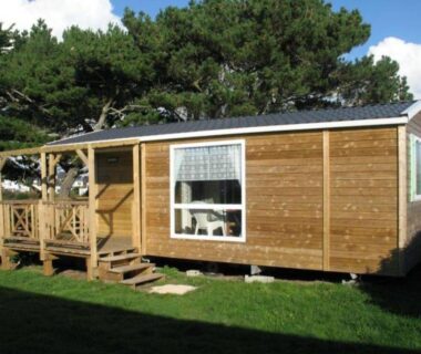 Mobil-home en bois avec terrasse sur pelouse au Camping La Pointe du Talud