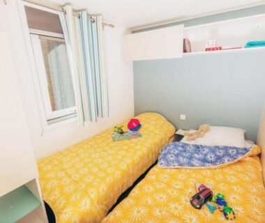 Chambre avec deux lits simples au Camping La Pointe du Talud