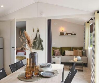 Intérieur avec coin repas et salon du mobil-home du Camping La Prévoté