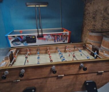 Salle de jeux avec baby foot et borne d'arcade au Camping La Prévoté