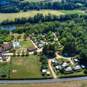 Vue aérienne du camping avec piscine et emplacements au Camping La Sagne